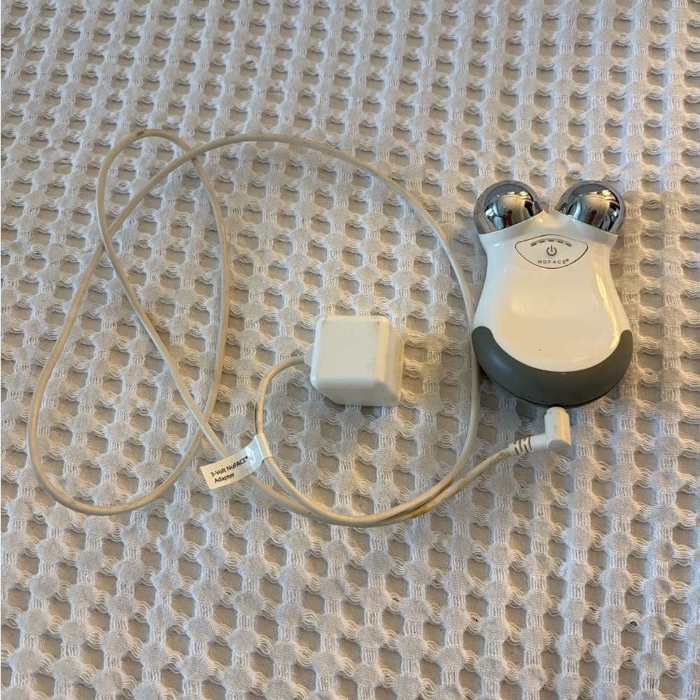 NuFace White and Silver Skincare Tool